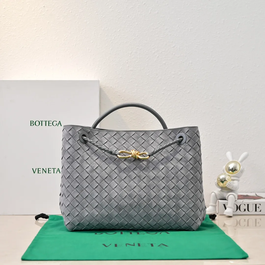 Batch 2360 BV new Andiamo is shipped‼ ️Really popular🔥The new Andiamo woven handbag launched by Bottega Veneta this season is really popular all over the world! ! Celebrities at home and abroad have worn it, and Oscar-winning actress Michelle Yeoh has taken it out on the street. Song Jia, Trai Yara, Yu Feihong, Sanji Ayaka, Rosie Hunting-Whiteley, Yoshioka Riho, etc. have all picked up this bag. It is classic and versatile, showing off its temperament, and the bag capacity is also large, which is very convenient for daily commuting! ! A variety of carrying methods, the shoulder straps can be adjusted by yourself, the original lambskin feels soft and delicate, and the unisex style breaks gender boundaries and brings a more practical and longer-lasting use experience. Andiamo, which has both elegant and casual styles, perfectly interprets the true appearance of "fashionable old money style". Style number: 8463 Size: 32*24*12